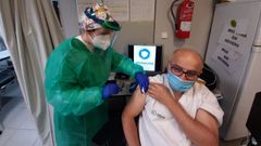 Un trabajador del centro de salud de Noia recibe la primera dosis de la vacuna