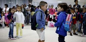 Los alumnos de infantil y primaria el primer da de clase en el colegio de Figueroa, en A Estrada.