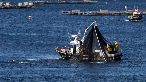 Un pesquero recogiendo el aparejo en las Rías Baixas (foto de archivo)