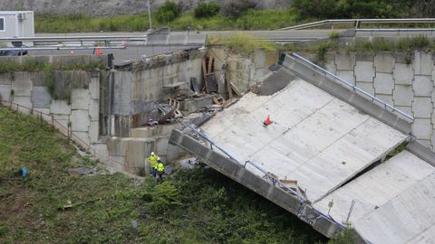 Los técnicos accedieron ayer a la zona hundida por un paso habilitado protegido por una pasarela.