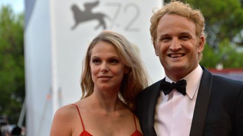 El actor australiano Jason Clarke y su esposa 