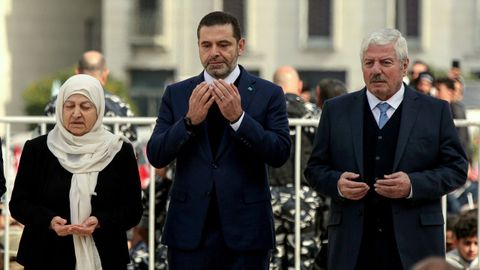 El ex primer ministro libans Saad Hariri (C) presenta sus respetos junto a miembros de su familia ante la tumba de su padre, el ex primer ministro Rafiq Hariri, durante una ceremonia para conmemorar el 20 aniversario de su asesinato en Beirut.