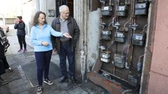 Los vecinos muestran los contadores del gas, adonde llegaron las llamas y se produjo la fuga