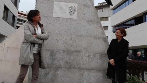 Carlos Lpez Otn y Carmen Moriyn, ante la placa en homenaje al bioqumico