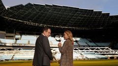 El alcalde de Vigo, Abel Caballero, y la presidenta del Celta, Mari�n Mouri�o, en Bala�dos.