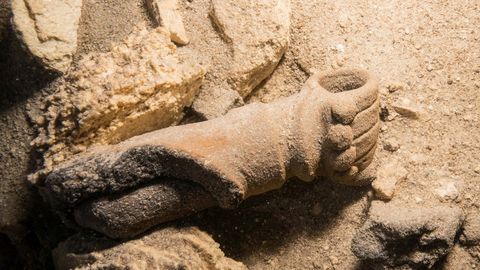 Detalle de un pu�o del Dios maya del Comercio, una de las piezas halladas en el acu�fero.