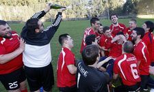 La celebraci�n local comenz� en el terreno de juego y acab� en el vestuario. 