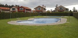 Uno de los problemas de la urbanizaci�n es que una piscina invade suelo verde. 
