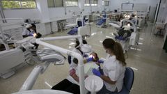 Alumnado realizando pr�cticas en el ciclo de Hixiene Bucodental del CIFP Leixa (Ferrol)