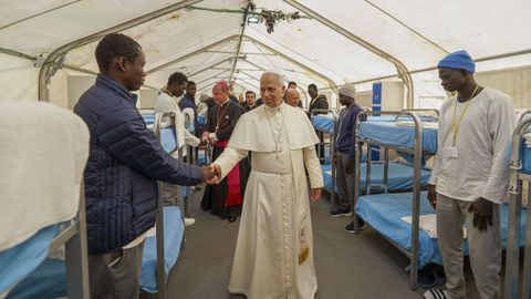 El papa Le�n XIV saluda a varios migrantes en el centro de primera acogida Las Ra�ces de Tenerife.