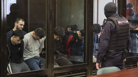 Los acusados en el caso del ataque terrorista en el Crocus City Hall asistieron a una audiencia del Tribunal Militar del Segundo Distrito Occidental de Moscú, Rusia, este lunes.