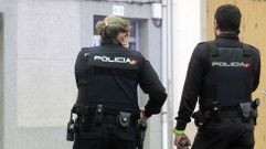 Los dos hermanos sospechosos fueron detenidos en su momento por agentes de la Polic�a Nacional en Monforte. Em la imagen, dos polic�as en una calle de Monforte, en una imagen de archivo