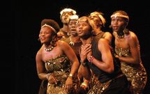 Aba Taano es un sexteto que naci� de un proyecto humanitario en Uganda; ahora recorren los mejores escenarios del mundo con su m�sica.