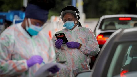 T�cnicos haciendo pruedas de coronavirus en el campues de Tarrytown en Nueva York 