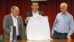 El gobierno vilanov�s le entreg� esta ma�ana a Luis L�pez una camisa y otros obsequios como regalos institucionales