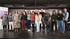 La diputada provincial Cristina Garca y el alcalde de Valdovio, Alberto Gonzlez, con varios de los nuevos guas