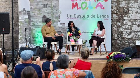 Alberto Lema e Rosal�a Fern�ndez Rial, durante a s�a intervenci�n