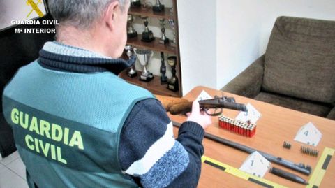Un Guardia Civil inspecciona el arma incautada