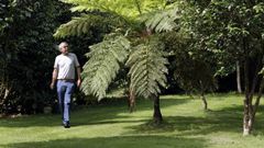 Imaxe de arquivo de Caxigueiro paseando por Espazo Caritel en Foz, o seu xard�n bot�nico e art�stico