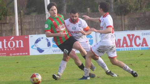 Paco y Mario presionan a �lvaro Herrero en una acci�n del encuentro.