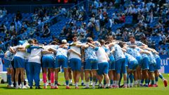 Los jugadores del Deportivo hacen una pi�a antes del partido en Abanca Riazor ante el Andorra.