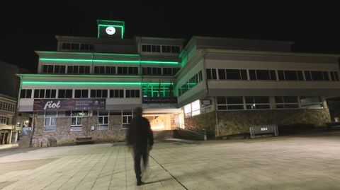 Consistorio de Carballo, anoche, iluminado de verde 