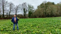Fraga, en la finca de Santaballa en la que est� preparando el nuevo cultivo