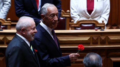 Lula da Silva, con el presidente de Portugal, Marcelo Rebelo de Sousa, en el Parlamento luso