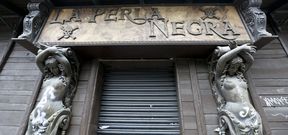 Ayer por la maana la verja metlica de la puerta de acceso a la Perla Negra estaba levantada y por la tarde ya apareca cerrada. 