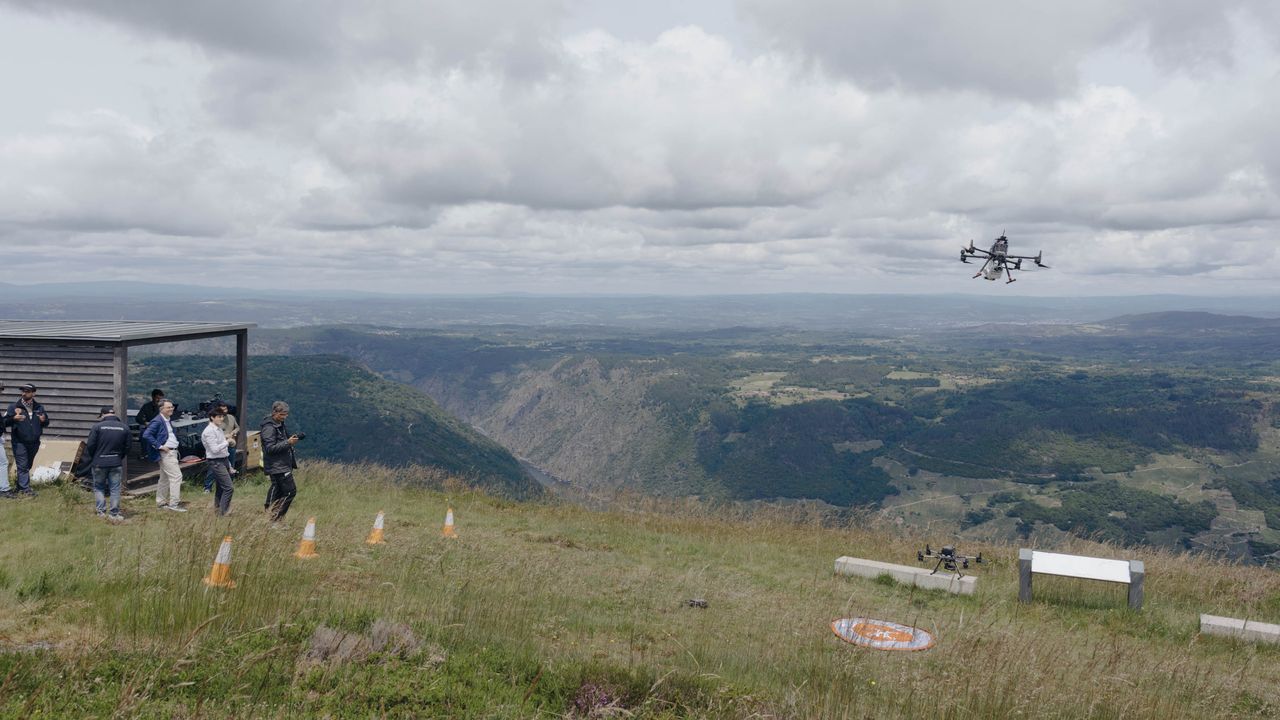 Los drones al servicio de los vecinos de la Ribeira Sacra: envío de paquetes, agricultura de precisión o rescates