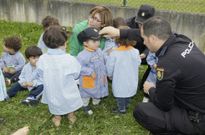 Polic�as de la comisar�a de Viveiro en una de las actividades realizadas con ni�os de la guarder�a. 