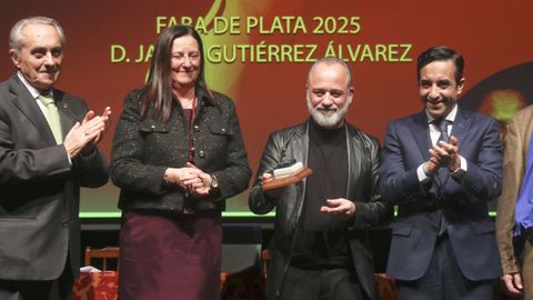 El actor Javier Guti�rrez recibiendo el reconocimiento