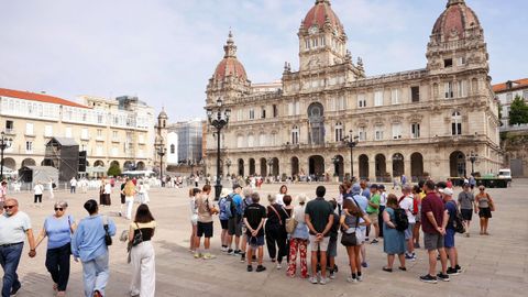 Las calles de A Coru�a se llenaron desde primera hora de este mi�rcoles de turistas que han venido a la ciudad para ver el eclipse