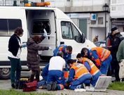 El personal sanitario, trabajando para intentar reanimar a la v�ctima en los jardines Noriega Varela.