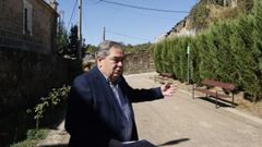 Seoane, ante a rúa de Queirugás que ordenou reparar, a obra que motivou a súa condena.