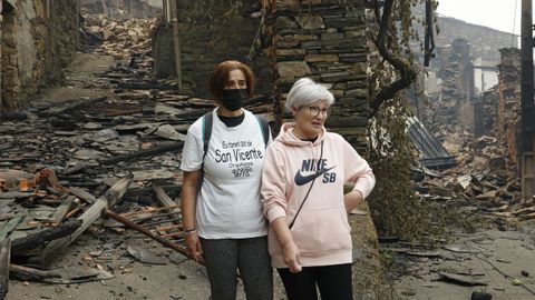 Pepita y Ángela, vecinas de San Vicente de Leira