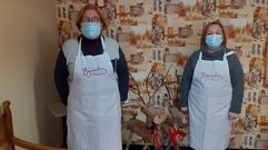 Lourdes (izquierda) y Mary Carmen, en la empanader�a Cant�n, en Ortigueira
