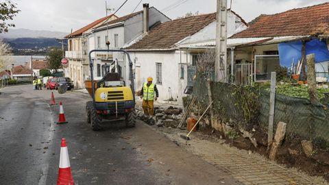 Obras de construccin de una senda cuneta en Barral (Castrelo de Mio).