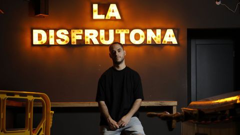 La Disfrutona. Es de las salas ms jvenes de la ciudad. La puso en marcha Iago de la Campa, el tambin escritor, todava con el covid haciendo de las suyas, en el 2022. Cuando no hay conciertos, es un pub. Pero este mes de octubre tiene la agenda completa con bandas como Desubicados, que actan hoy. 