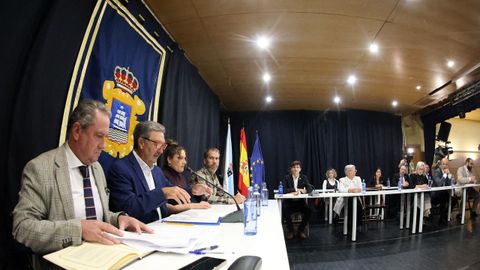 PLENO MOCION DE CENSURA EN EL CONCELLO DE RIBEIRA, DONDE LUIS PEREZ BARRAL ALCALDE DEL BNG CEDE EL BASTON DE MANDO A LA NUEVA ALCALDESA MARIA JOSE SAMPEDRO CANDIDATA DEL PP, PRIMERA MUJER EN ESTE PUESTO.