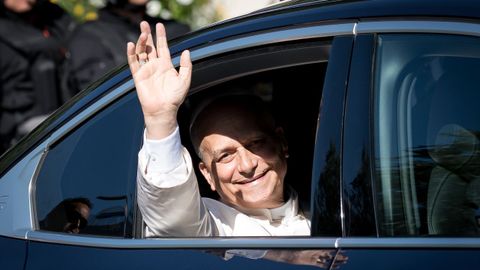El Papa Le�n XIV sale de la sede de la Nunciatura Apost�lica.