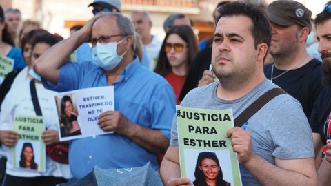 Varias personas con las fotograf�as de Esther L�pez durante una concentraci�n ciudadana en su recuerdo.