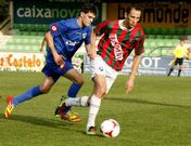 Mauro Poratti, march�ndose con el bal�n controlado de un jugador del Berganti�os.