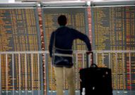 <span lang= es-es >Cancelada la conexi�n Vigo-Par�s</span>. La huelga de tres d�as que iniciaron ayer los controladores a�reos franceses toc� de lleno a la ruta que une la capital gala con Peinador. La primera conexi�n del d�a que opera Air France se suspendi�. En la imagen, un pasajero revisa un panel en el Charles de Gaulle.