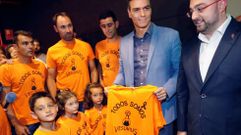 El secretario general del PSOE y presidente del Gobierno en funciones, Pedro S�nchez (2d), junto a trabajadores de la empresa Vesuvius, y sus hijos