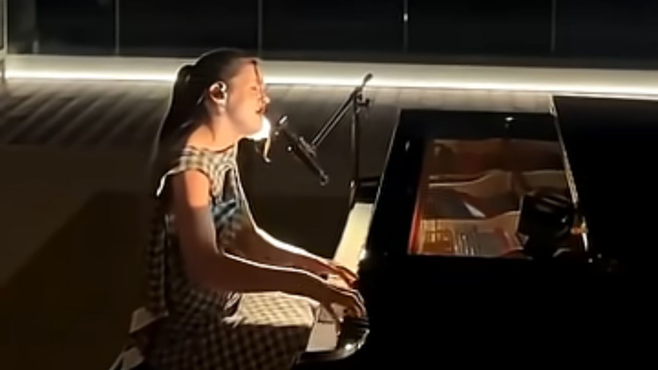 Amaia Romero deslumbra en el Festival de Cannes cantando al piano «Volver»