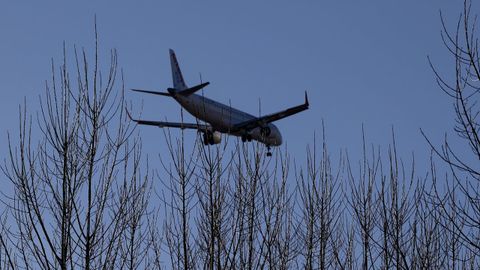 Imagen de archivo de un avi� aterrizando en Alvedro