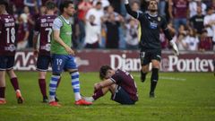 Los jugadores del Pontevedra sobre el campo tras el �ltimo partido en casa.