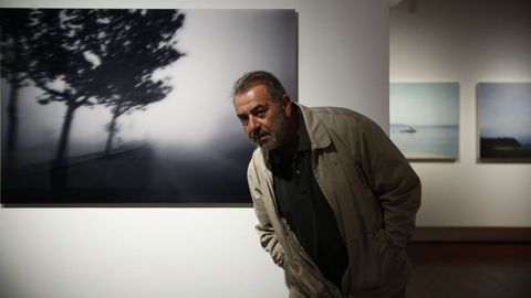 Vari Caram�s, en la exposici�n retrospectiva �Vent� ao Ins�lito�, en Santiago en el 2017.