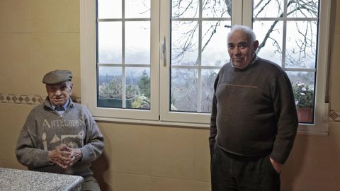 Gerardo, a sus 103 años, con su hijo, en Os Ancares